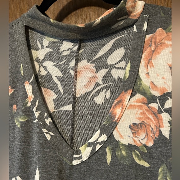 Gorgeous floral grey v neck with choker collar top size M/L - Picture 4 of 4